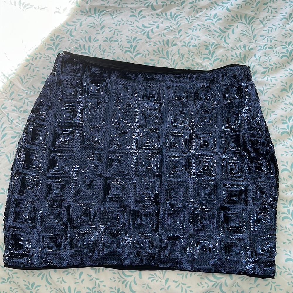 Blue sequined skirt with box pattern